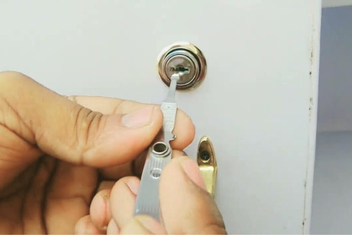 Emergency locksmith unlocking a car door during a lockout in Tucson, AZ