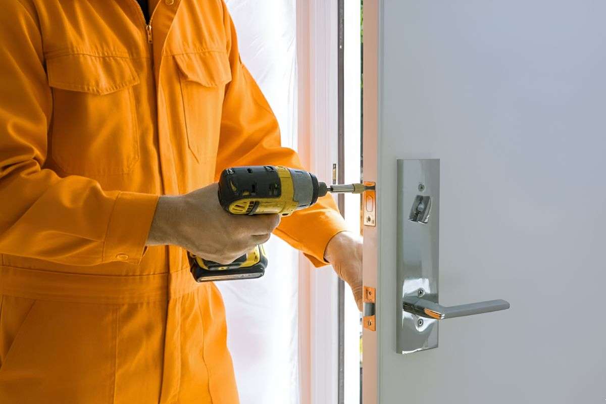 Emergency locksmith unlocking a car door during a lockout in Tucson, AZ