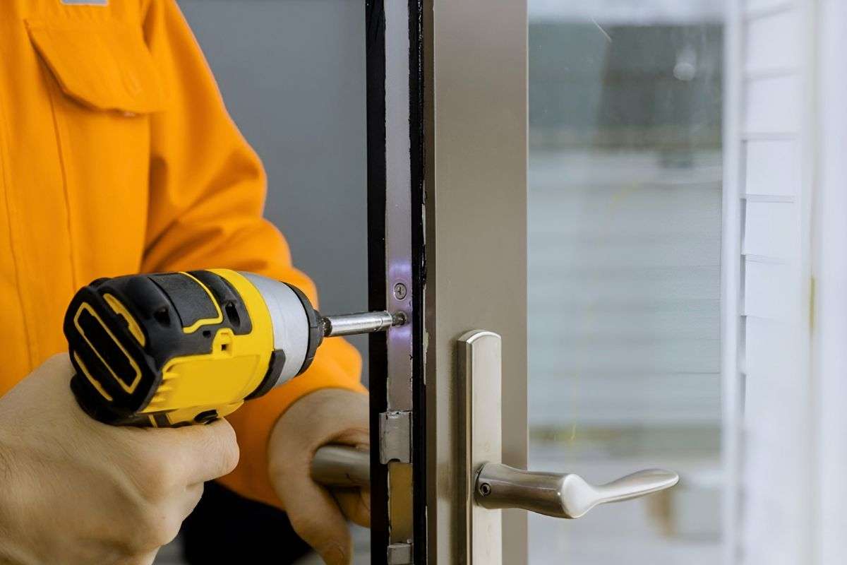 Emergency locksmith unlocking a car door during a lockout in Tucson, AZ