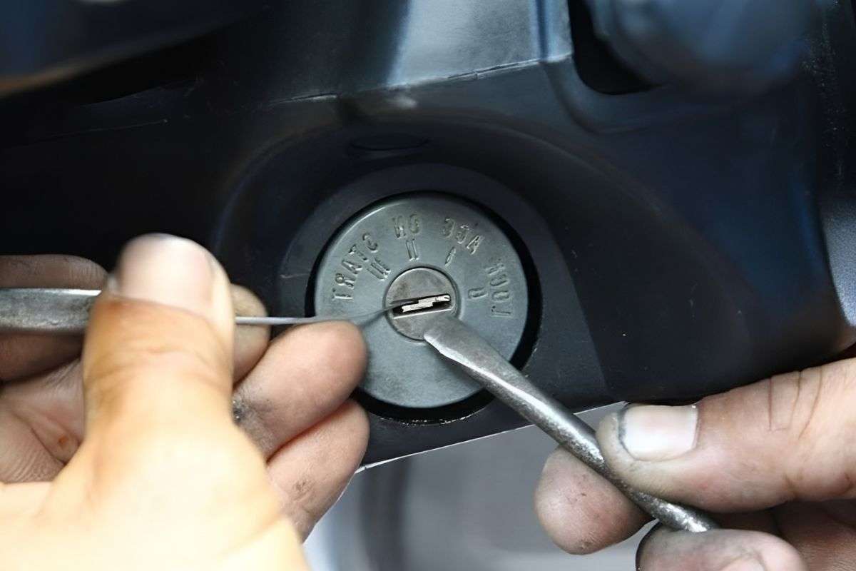 Emergency locksmith unlocking a car door during a lockout in Tucson, AZ