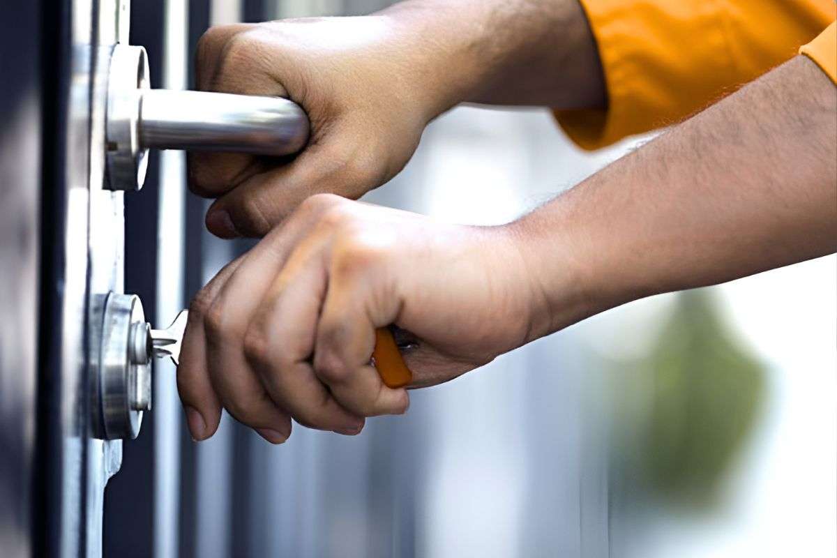 Emergency locksmith unlocking a car door during a lockout in Tucson, AZ