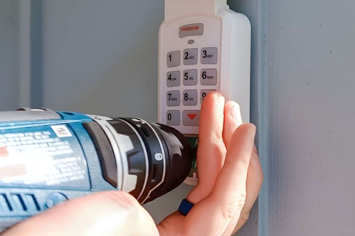 Emergency locksmith unlocking a car door during a lockout in Tucson, AZ