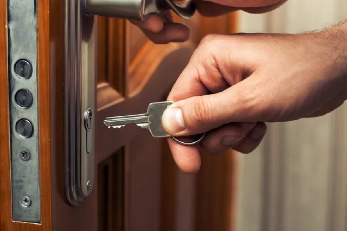 Emergency locksmith unlocking a car door during a lockout in Tucson, AZ