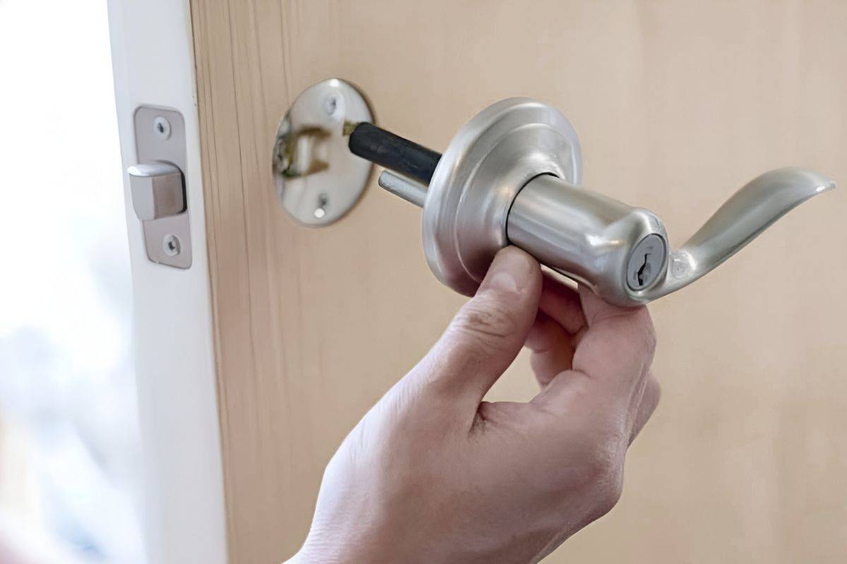Emergency locksmith unlocking a car door during a lockout in Tucson, AZ