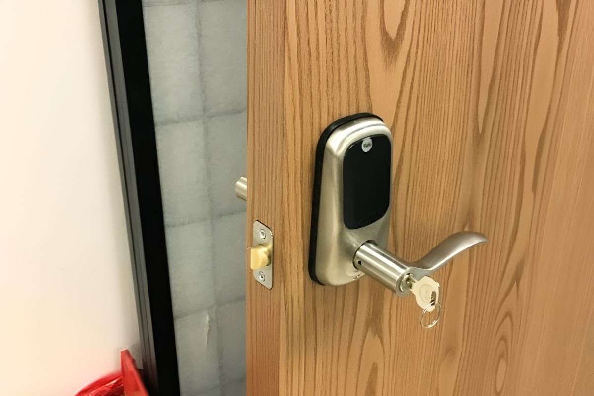 Emergency locksmith unlocking a car door during a lockout in Tucson, AZ