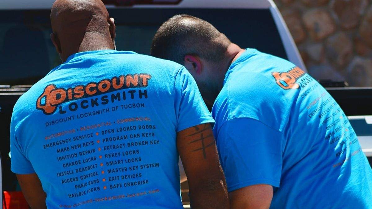 Emergency locksmith opening a door without damage in Tucson, AZ