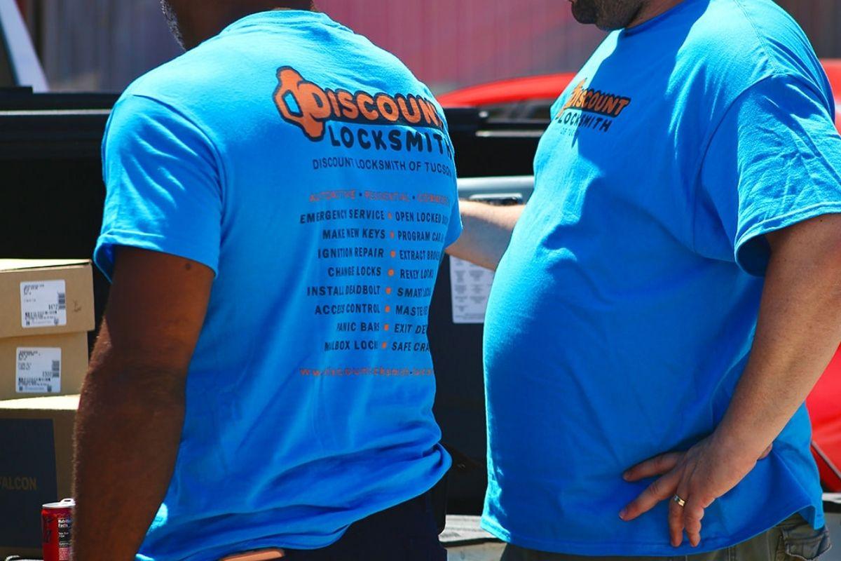 Emergency locksmith unlocking a car door during a lockout in Tucson, AZ